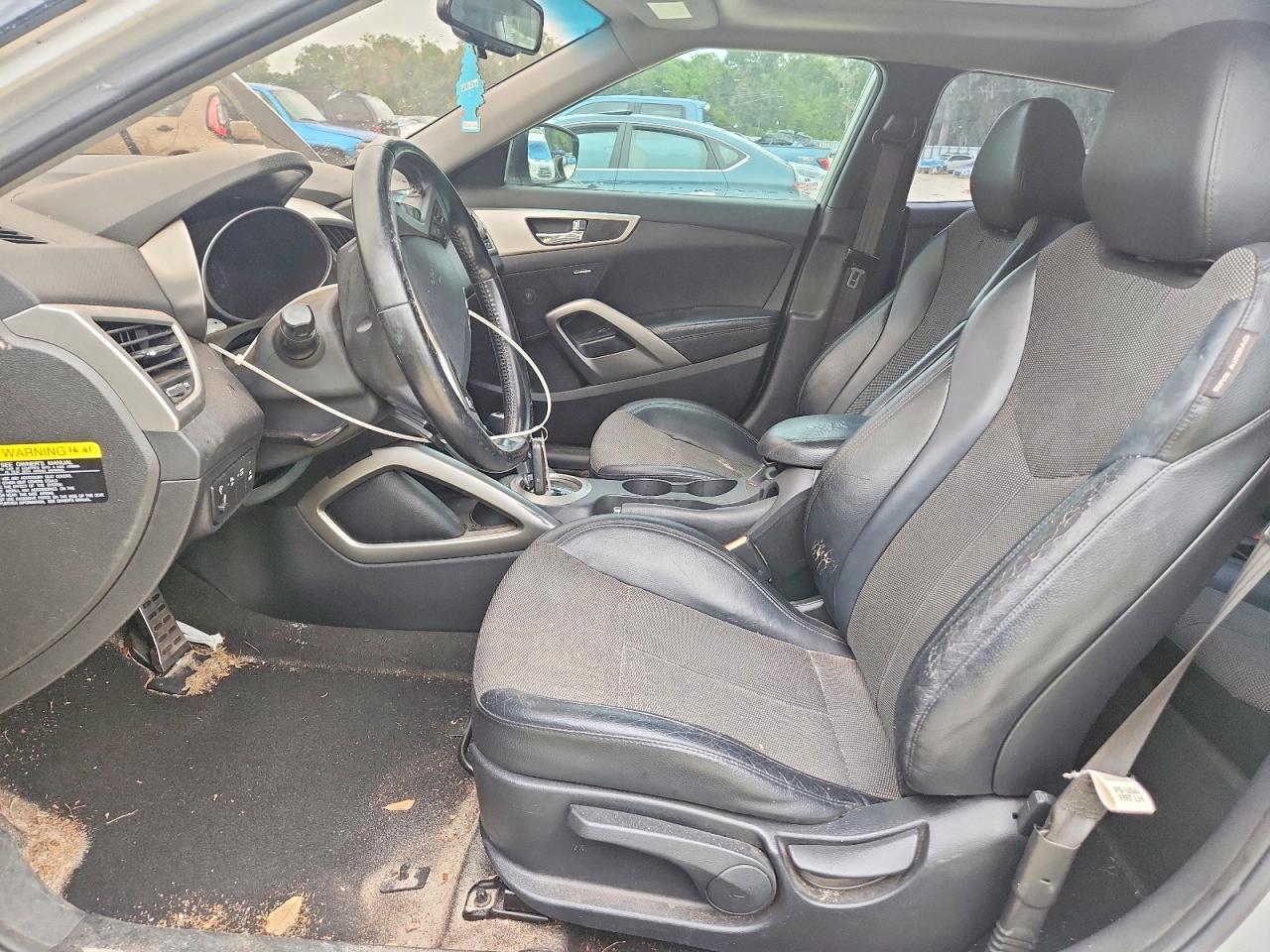 2014 Hyundai Veloster Base Серебряный vin: KMHTC6AD0EU194940