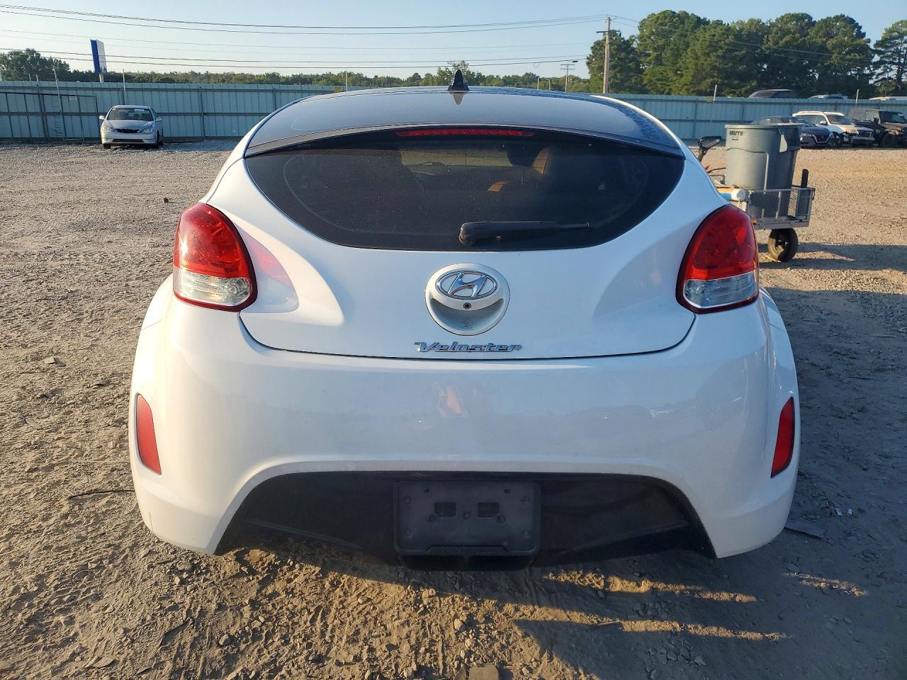 2014 Hyundai Veloster Base Белый vin: KMHTC6AD0EU198597