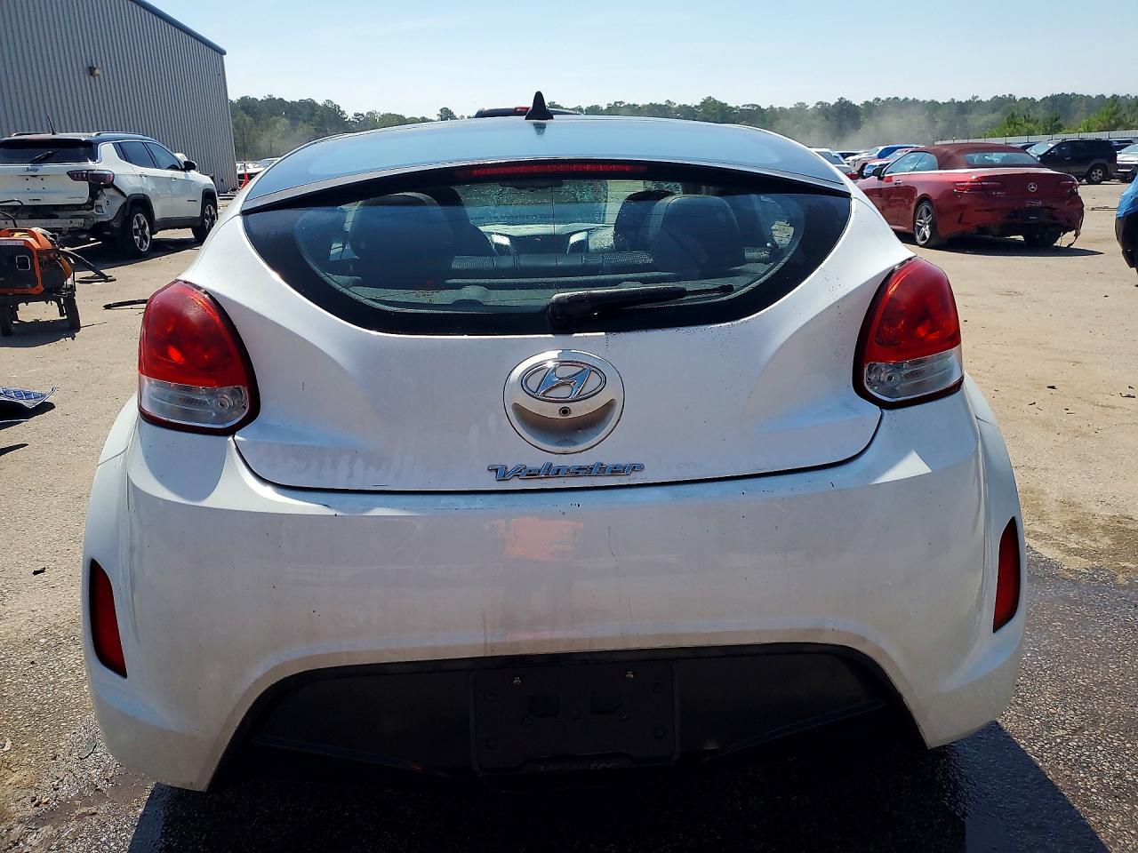 2014 Hyundai Veloster Base White vin: KMHTC6AD0EU210781