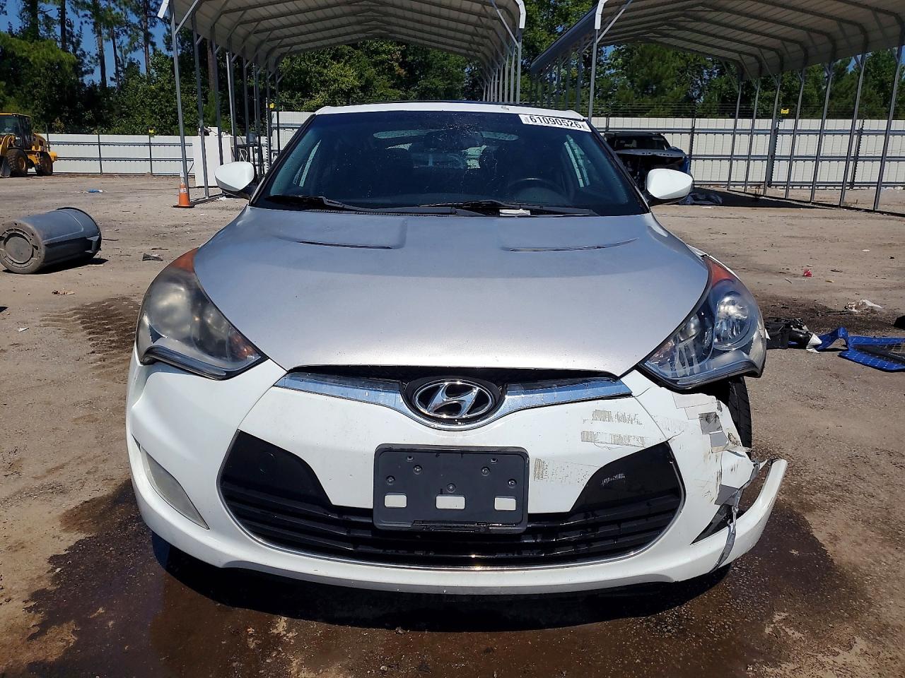 2014 Hyundai Veloster Base White vin: KMHTC6AD0EU210781