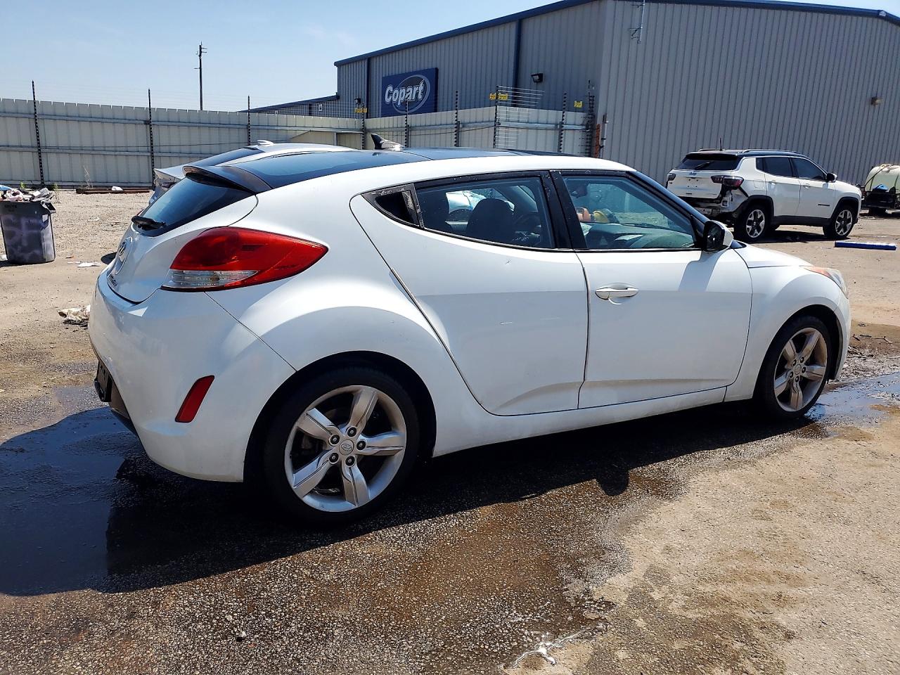 2014 Hyundai Veloster Base White vin: KMHTC6AD0EU210781
