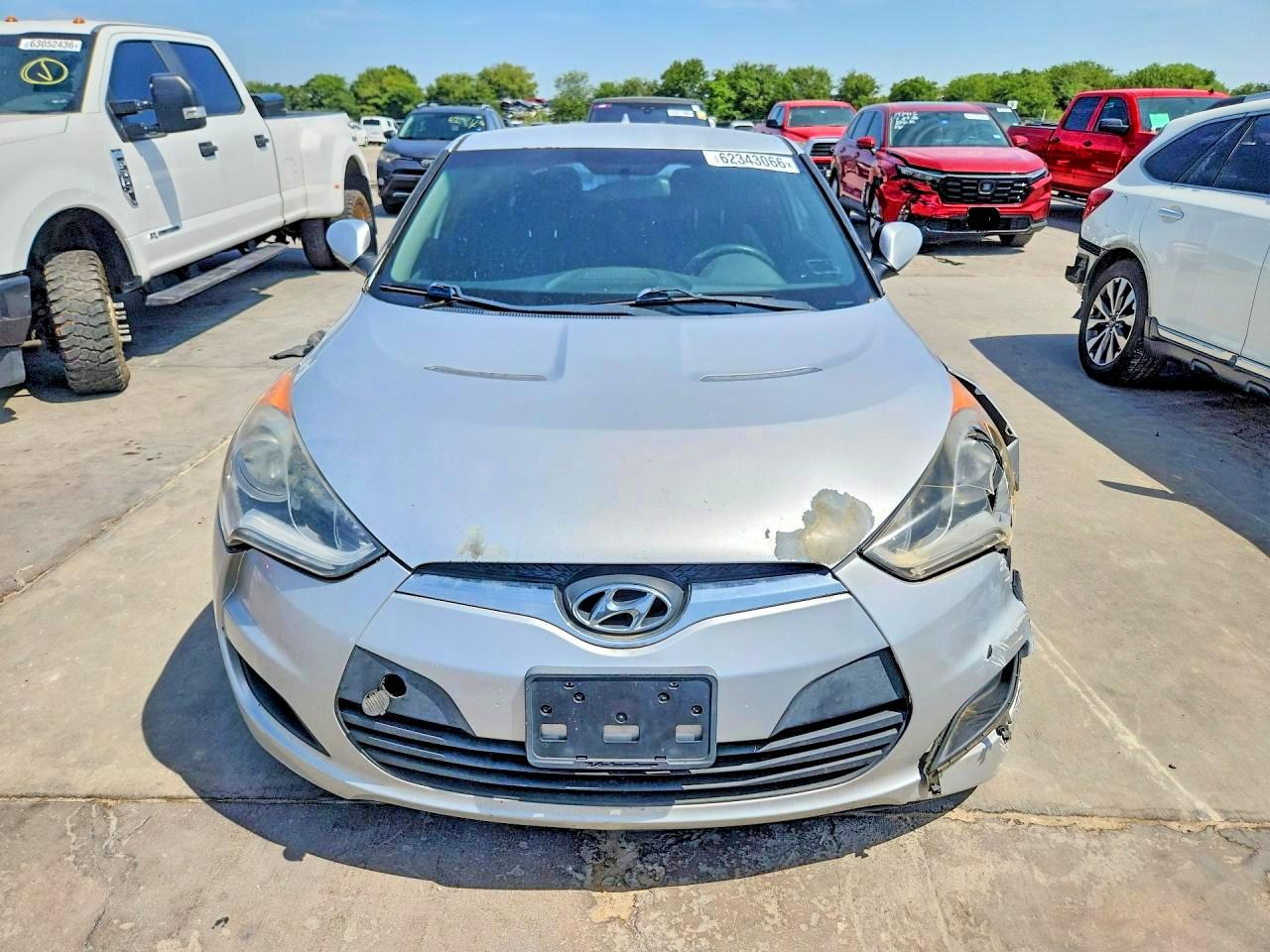 2015 Hyundai Veloster Base Silver vin: KMHTC6AD0FU241921