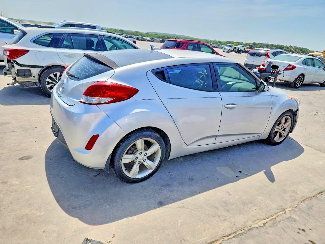 2015 Hyundai Veloster Base Silver vin: KMHTC6AD0FU241921