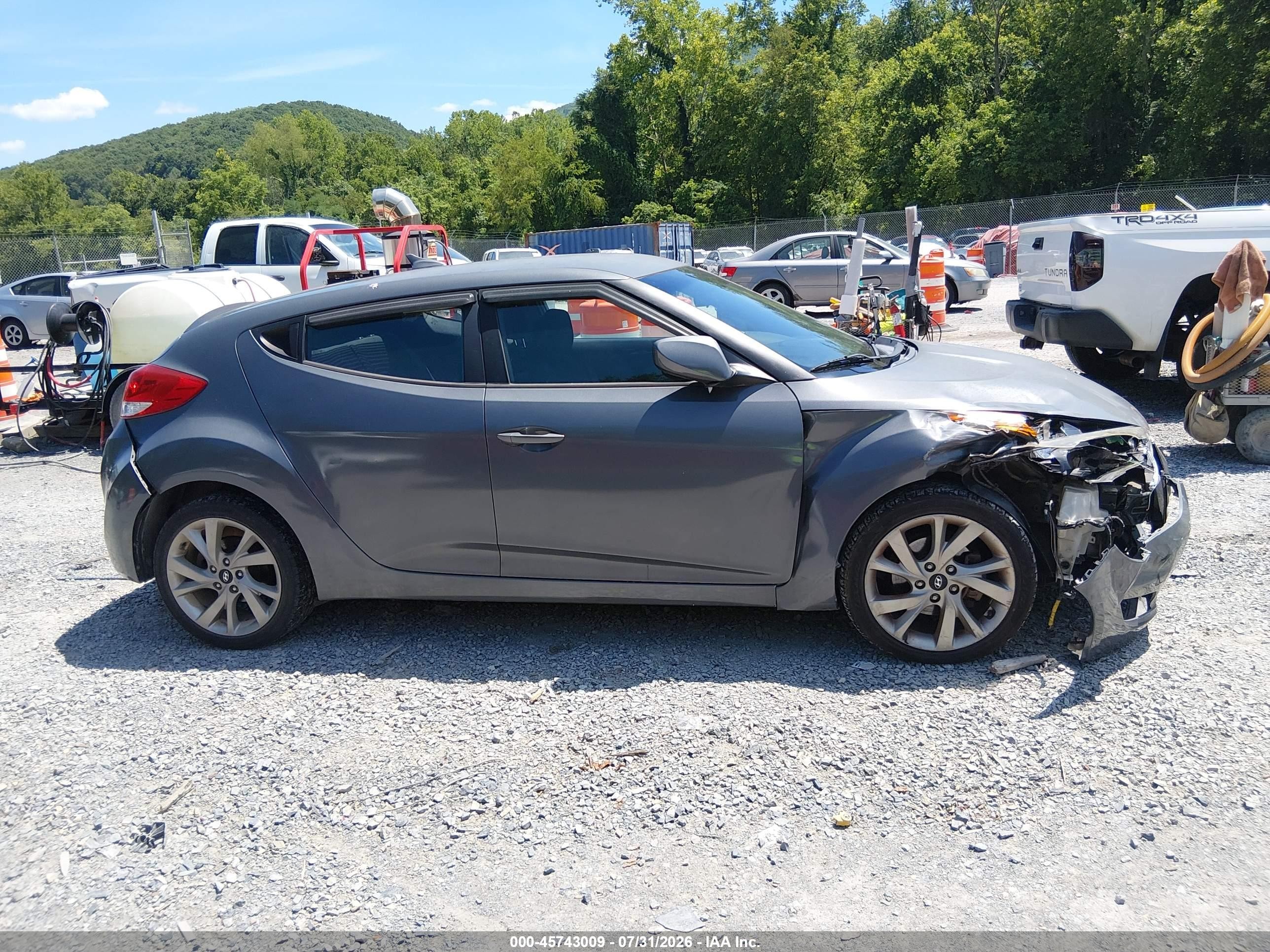 2017 Hyundai Veloster Gray vin: KMHTC6AD0HU306642