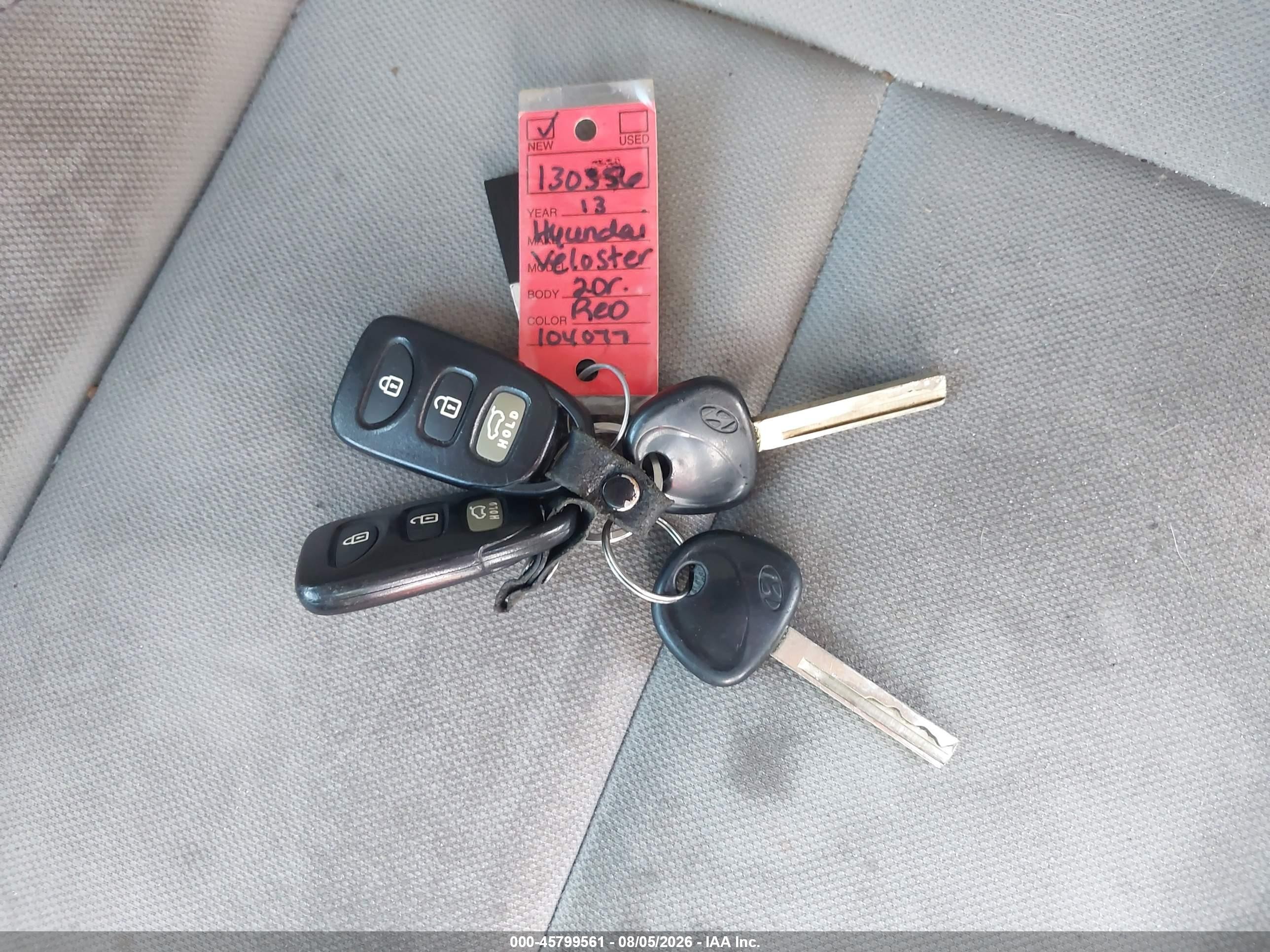 2013 Hyundai Veloster Base W/gray Red vin: KMHTC6AD1DU104077