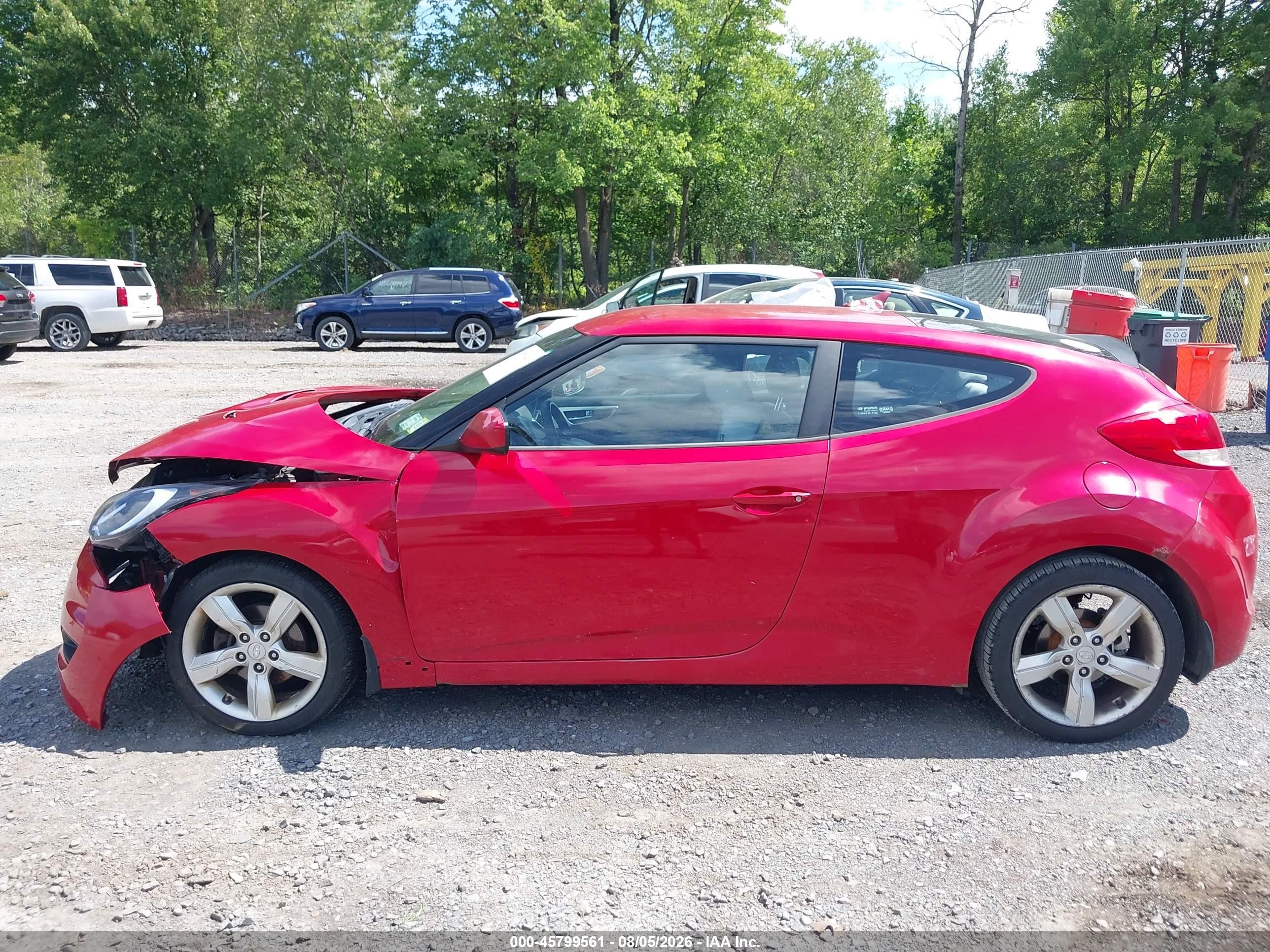 2013 Hyundai Veloster Base W/gray Red vin: KMHTC6AD1DU104077