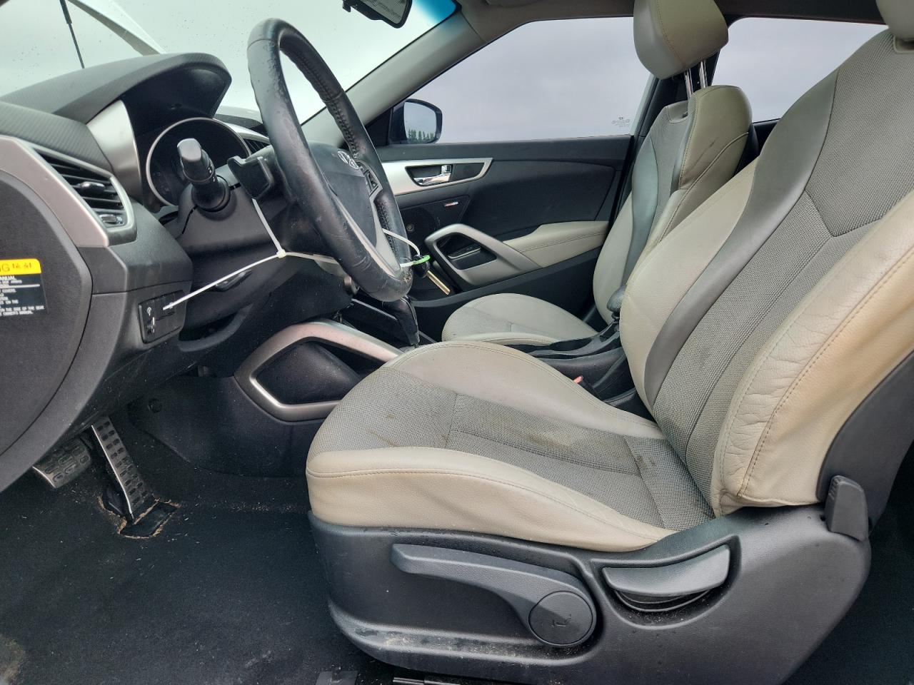 2013 Hyundai Veloster Base Белый vin: KMHTC6AD1DU132896