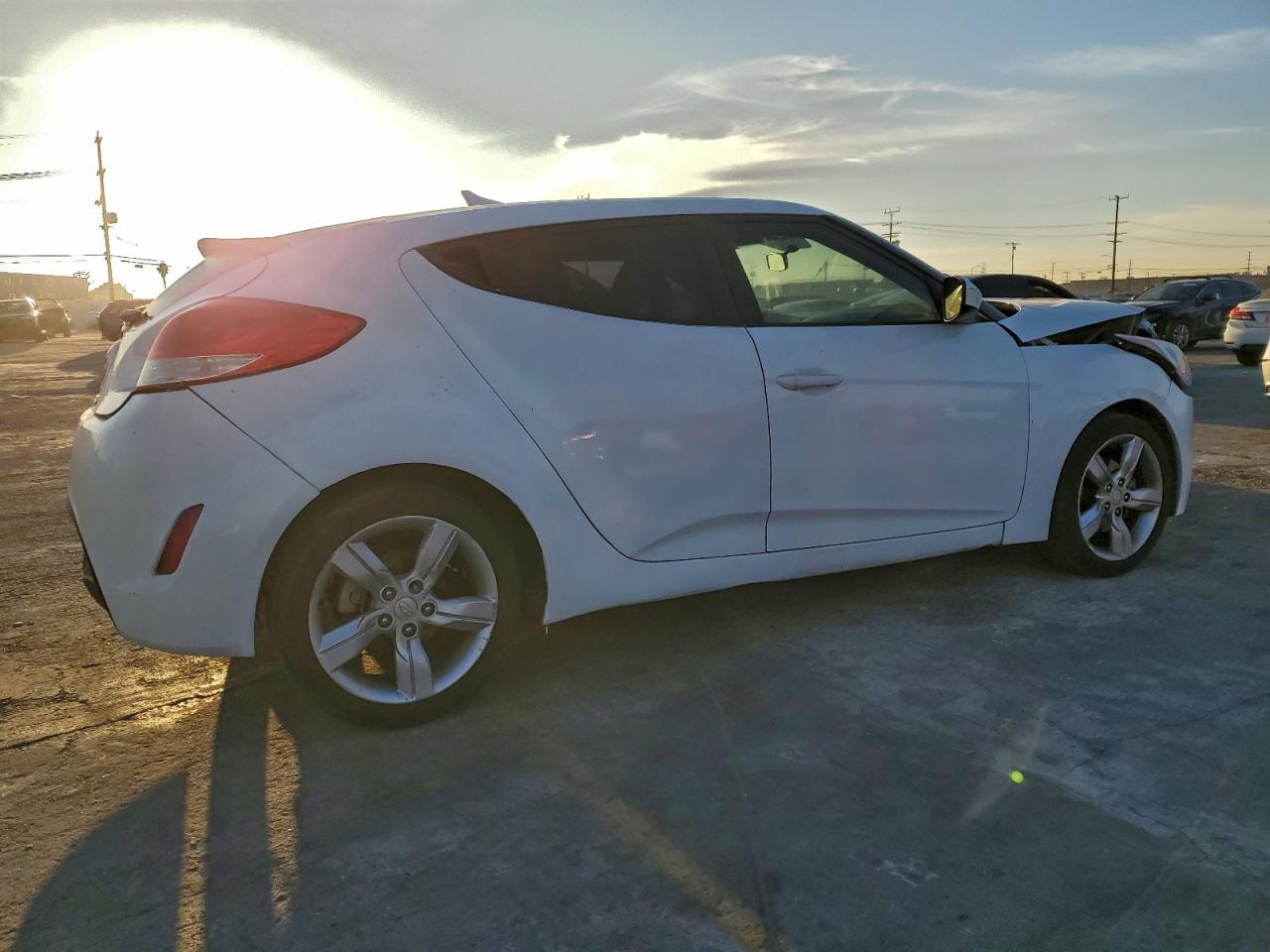 2015 Hyundai Veloster White vin: KMHTC6AD1FU224674
