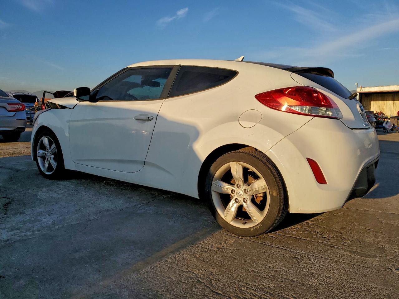 2015 Hyundai Veloster White vin: KMHTC6AD1FU224674