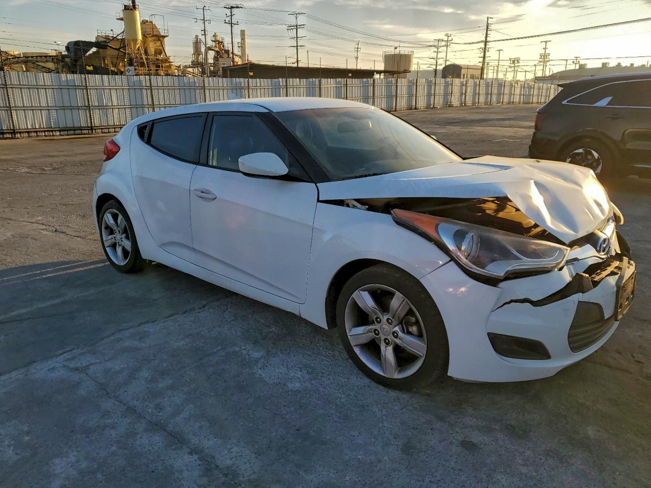 2015 Hyundai Veloster White vin: KMHTC6AD1FU224674