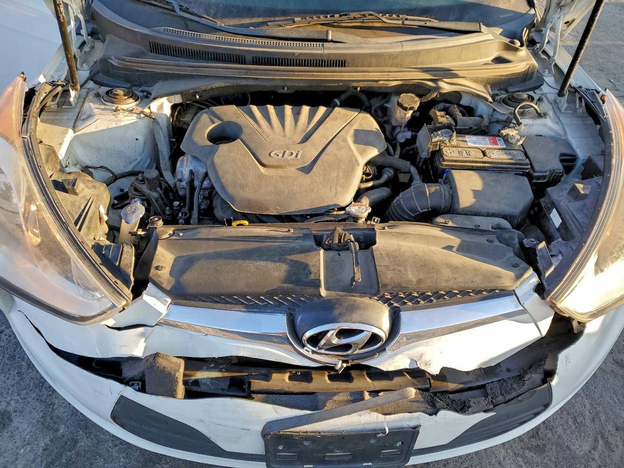 2015 Hyundai Veloster White vin: KMHTC6AD1FU224674