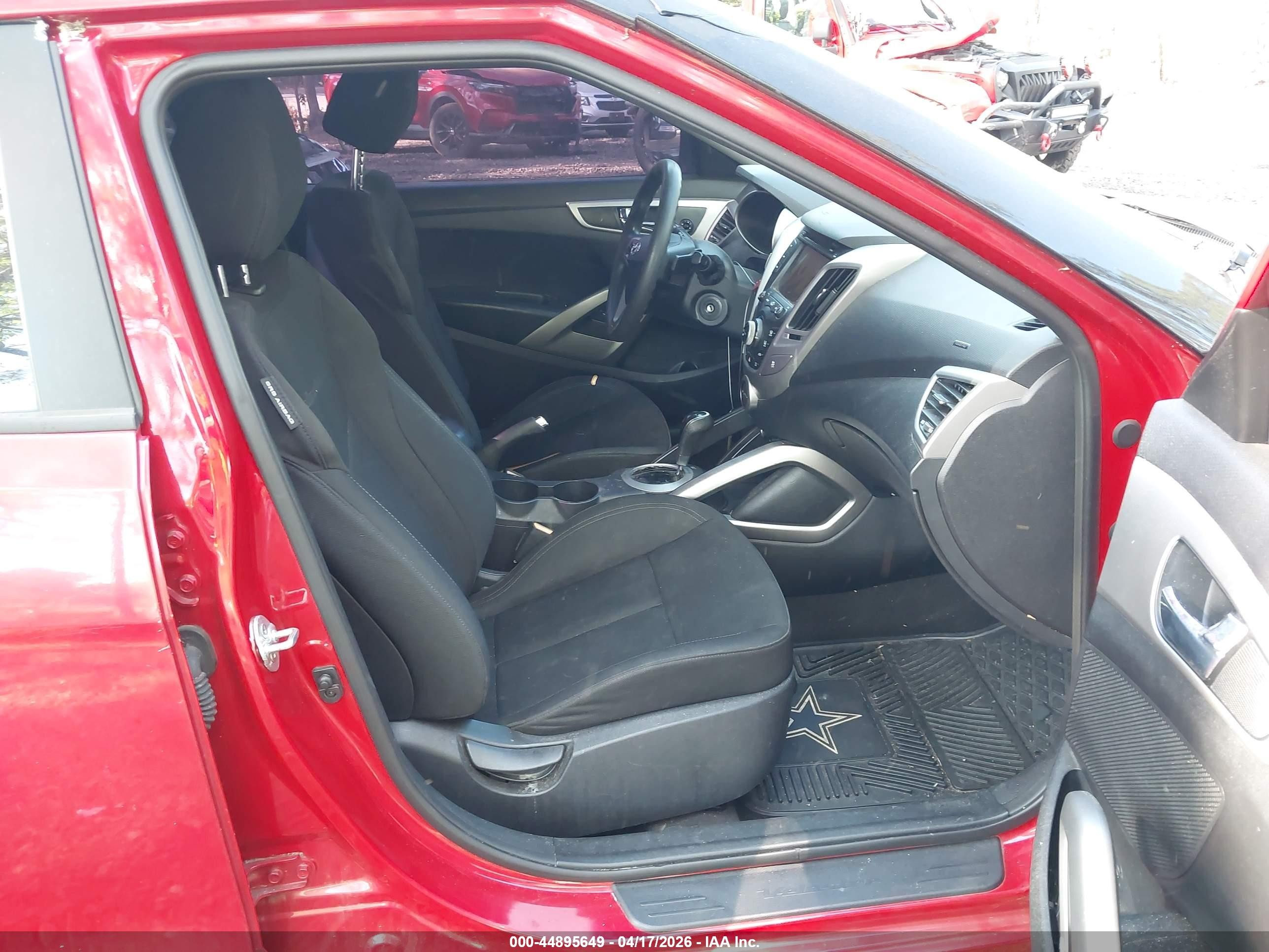 2015 Hyundai Veloster   Red vin: KMHTC6AD1FU233519