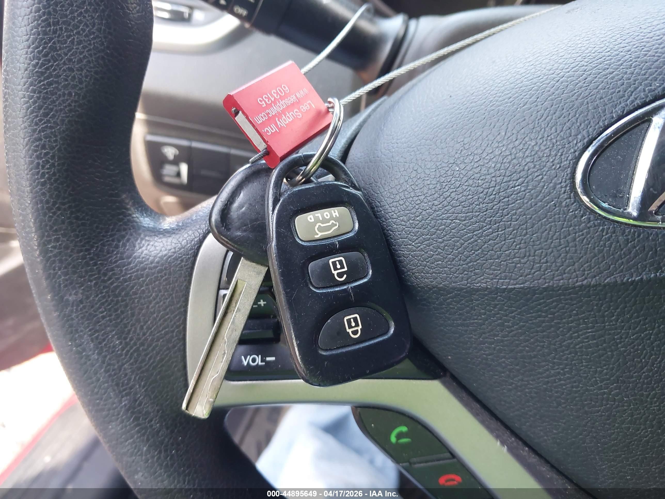 2015 Hyundai Veloster   Red vin: KMHTC6AD1FU233519