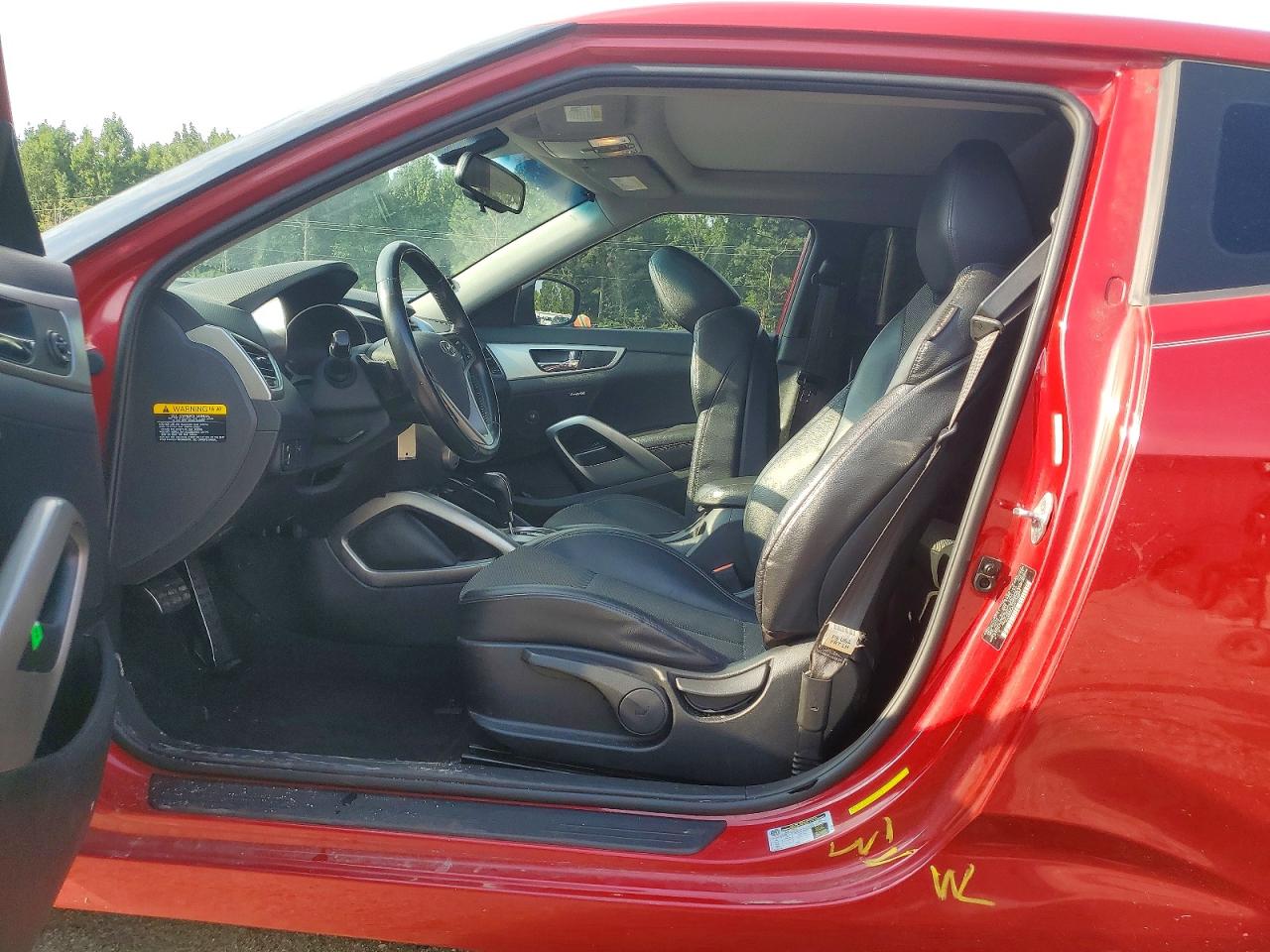 2015 Hyundai Veloster Base Red vin: KMHTC6AD1FU244004