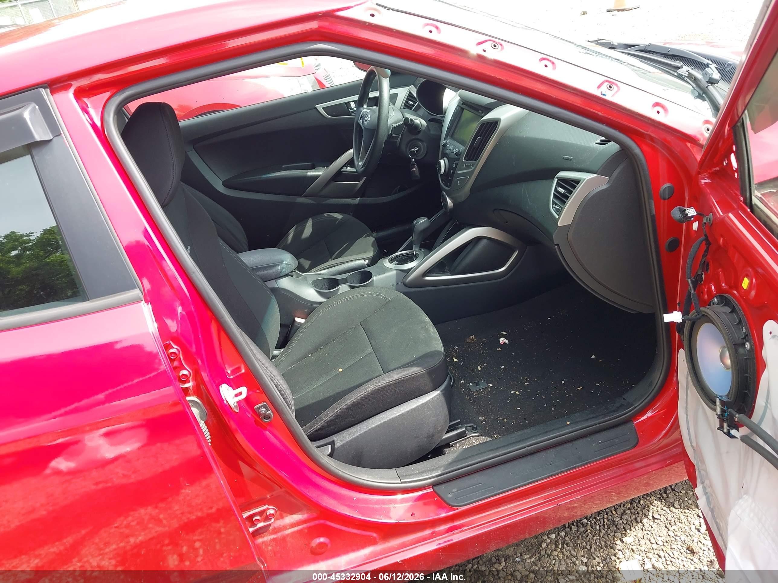2015 Hyundai Veloster   Red vin: KMHTC6AD1FU245041