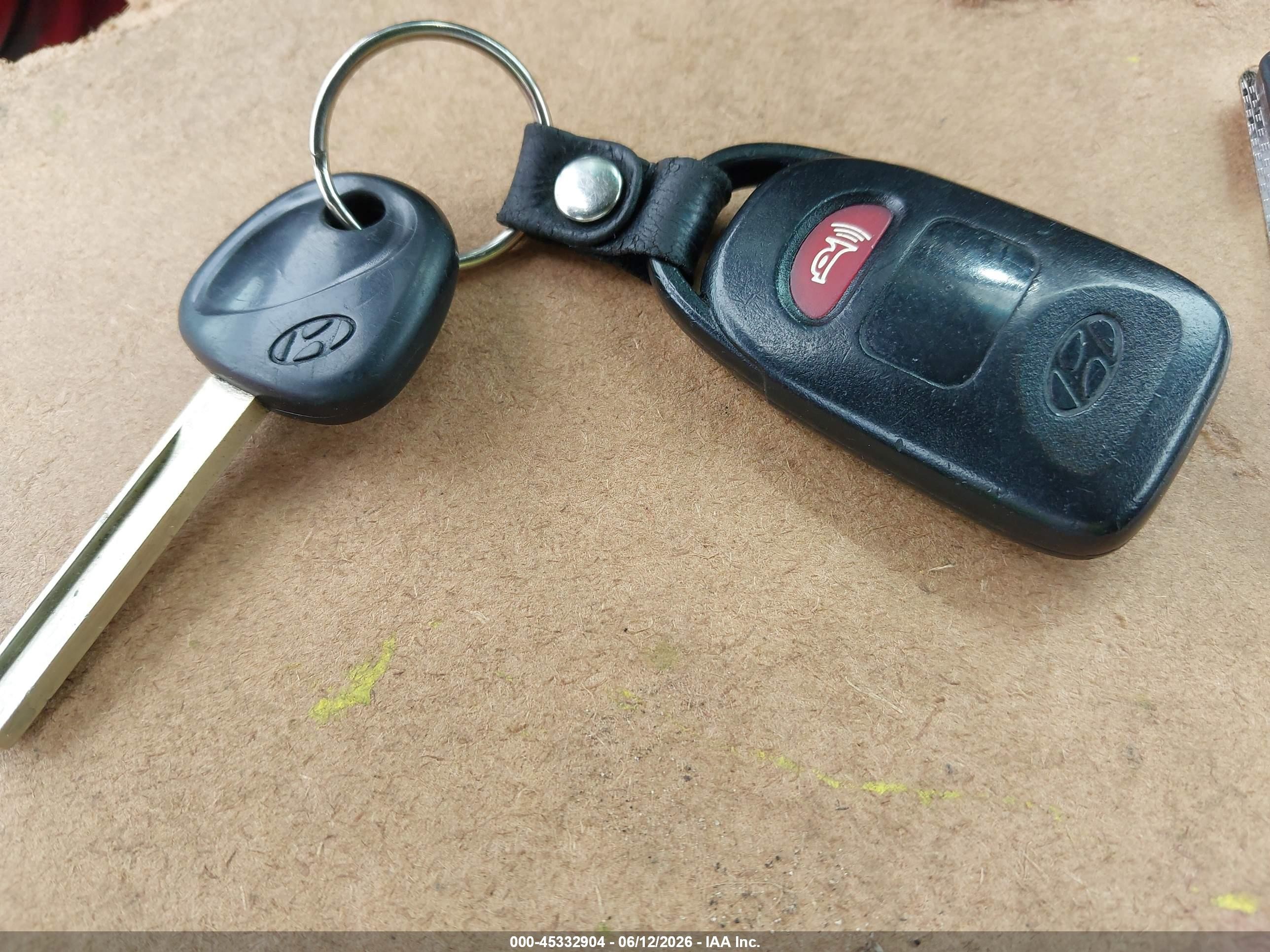 2015 Hyundai Veloster   Red vin: KMHTC6AD1FU245041