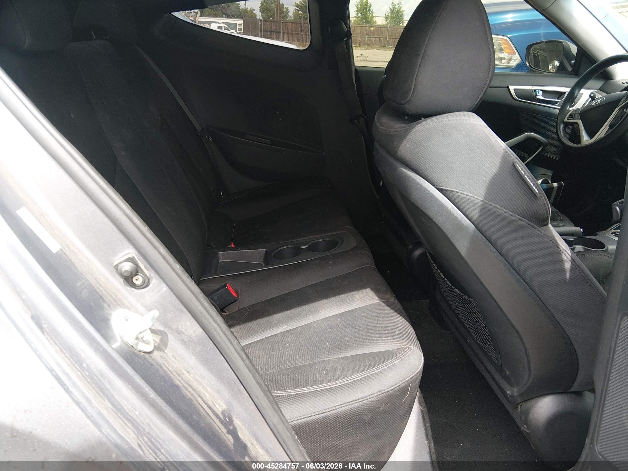 2012 Hyundai Veloster Base W/black Серебряный vin: KMHTC6AD2CU026276