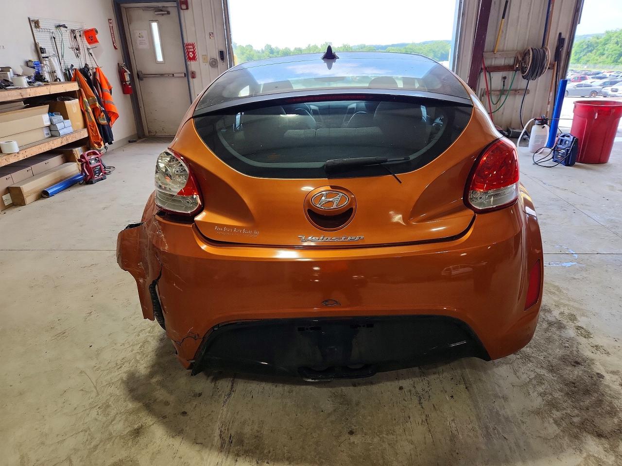 2013 Hyundai Veloster Base Orange vin: KMHTC6AD2DU087127