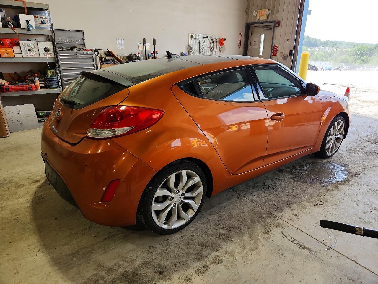 2013 Hyundai Veloster Base Orange vin: KMHTC6AD2DU087127
