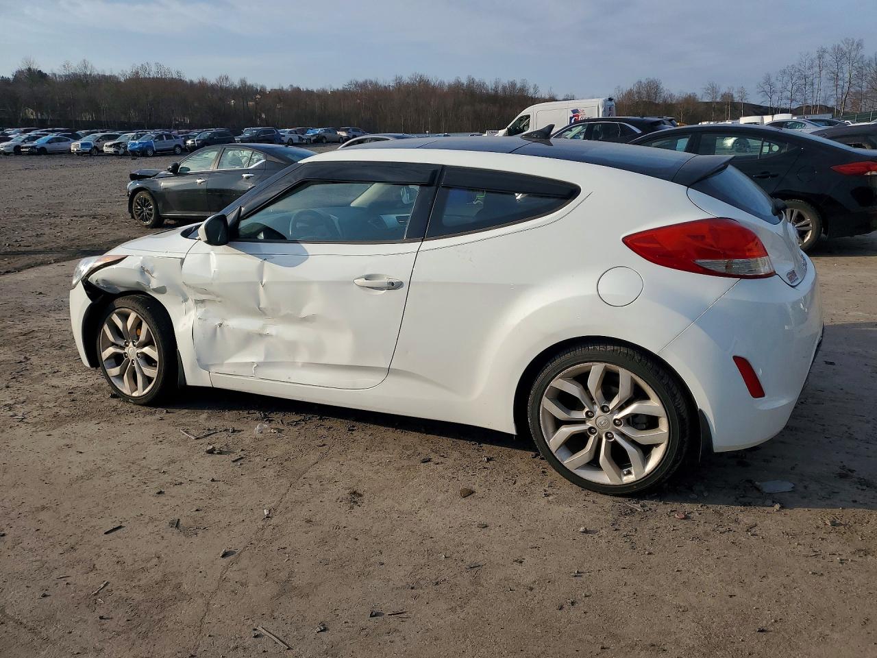 2013 Hyundai Veloster Base White vin: KMHTC6AD2DU110938