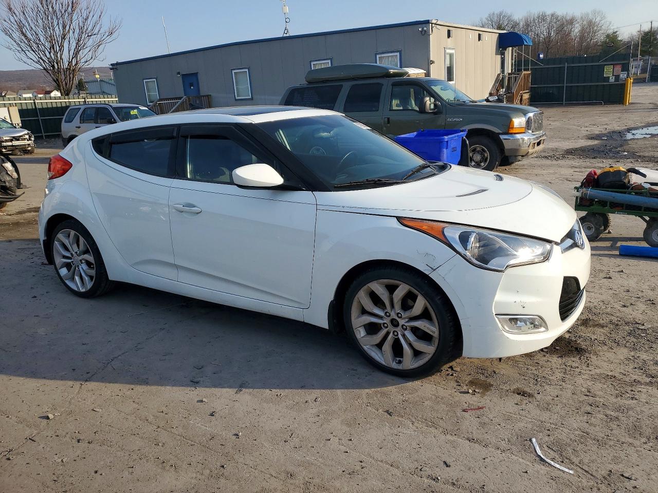 2013 Hyundai Veloster Base White vin: KMHTC6AD2DU110938