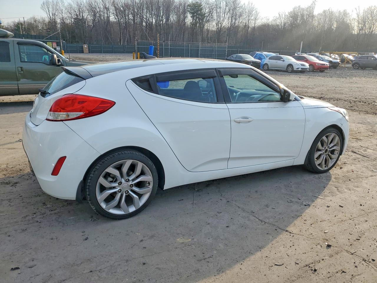 2013 Hyundai Veloster Base White vin: KMHTC6AD2DU110938