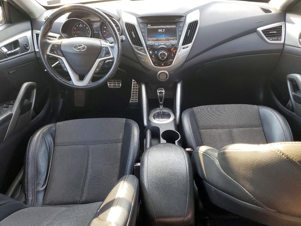 2013 Hyundai Veloster Base White vin: KMHTC6AD2DU110938