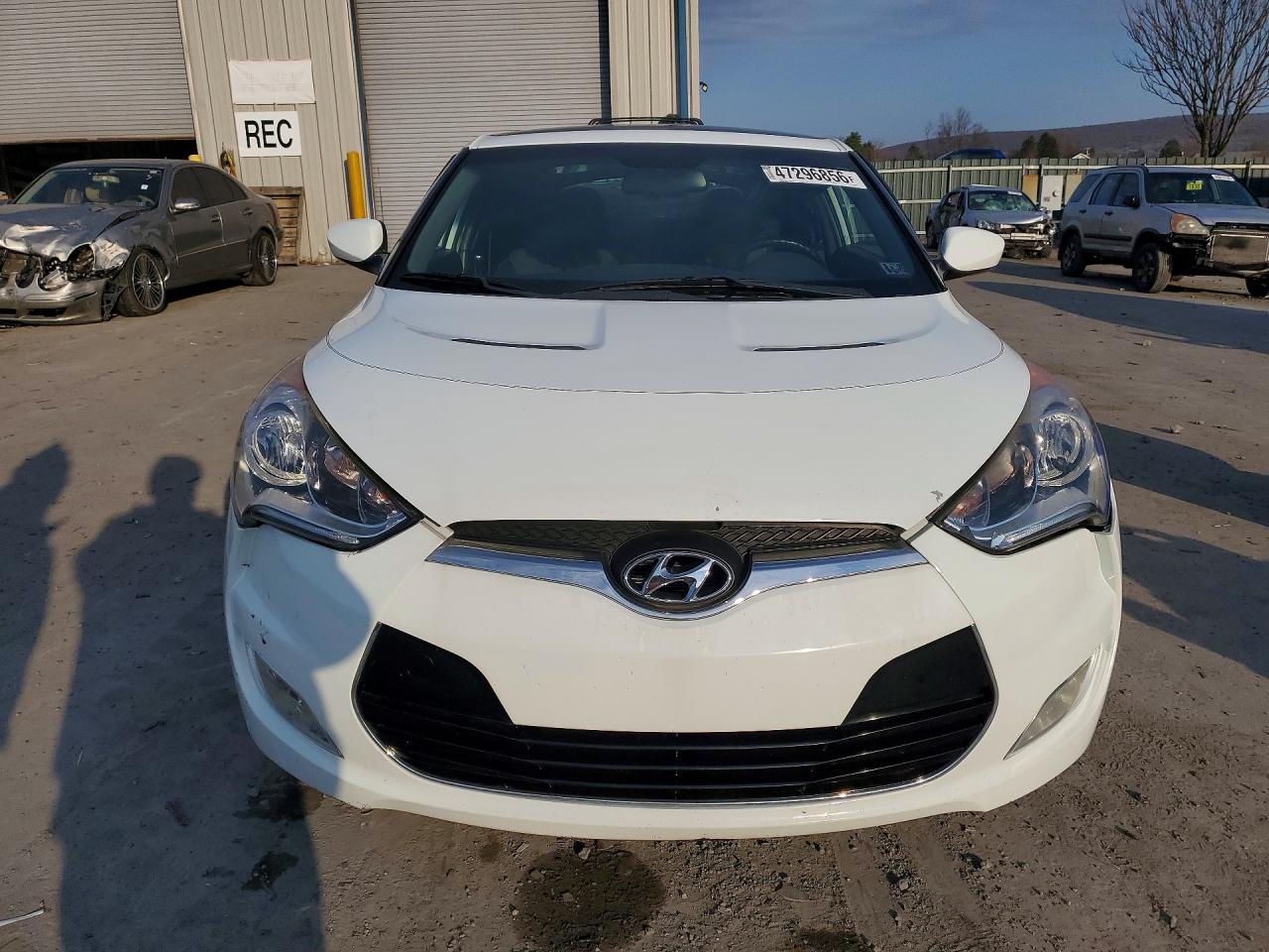 2013 Hyundai Veloster Base White vin: KMHTC6AD2DU110938