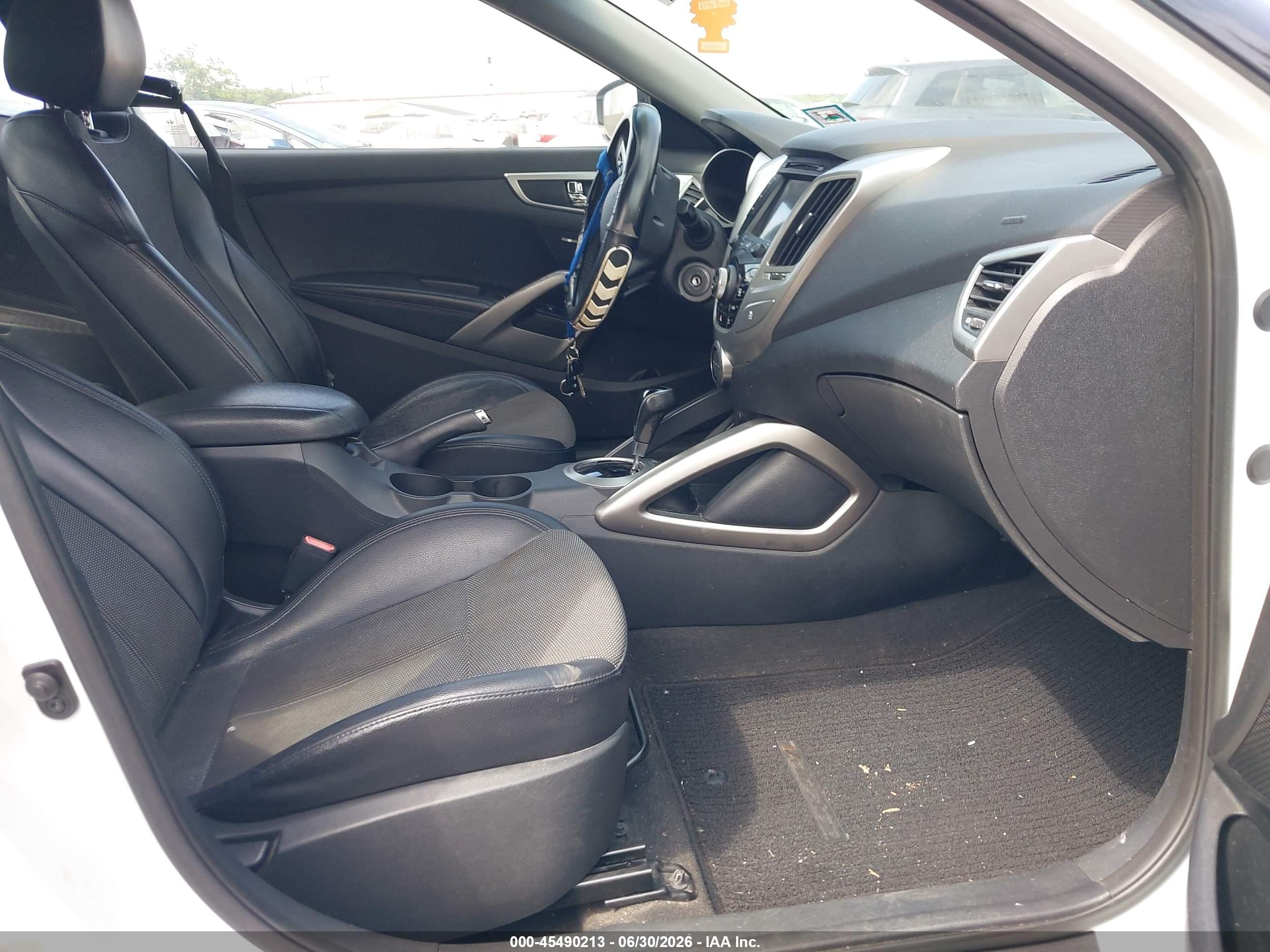 2013 Hyundai Veloster Base W/black White vin: KMHTC6AD2DU141333