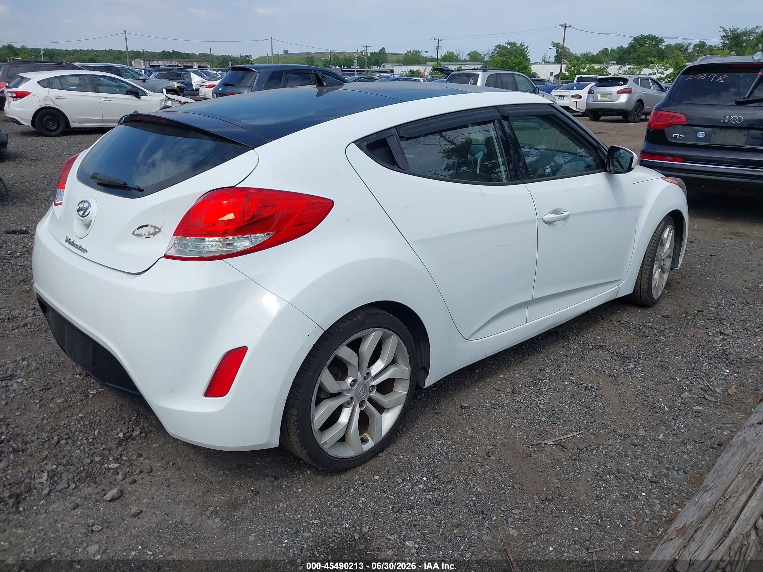 2013 Hyundai Veloster Base W/black White vin: KMHTC6AD2DU141333