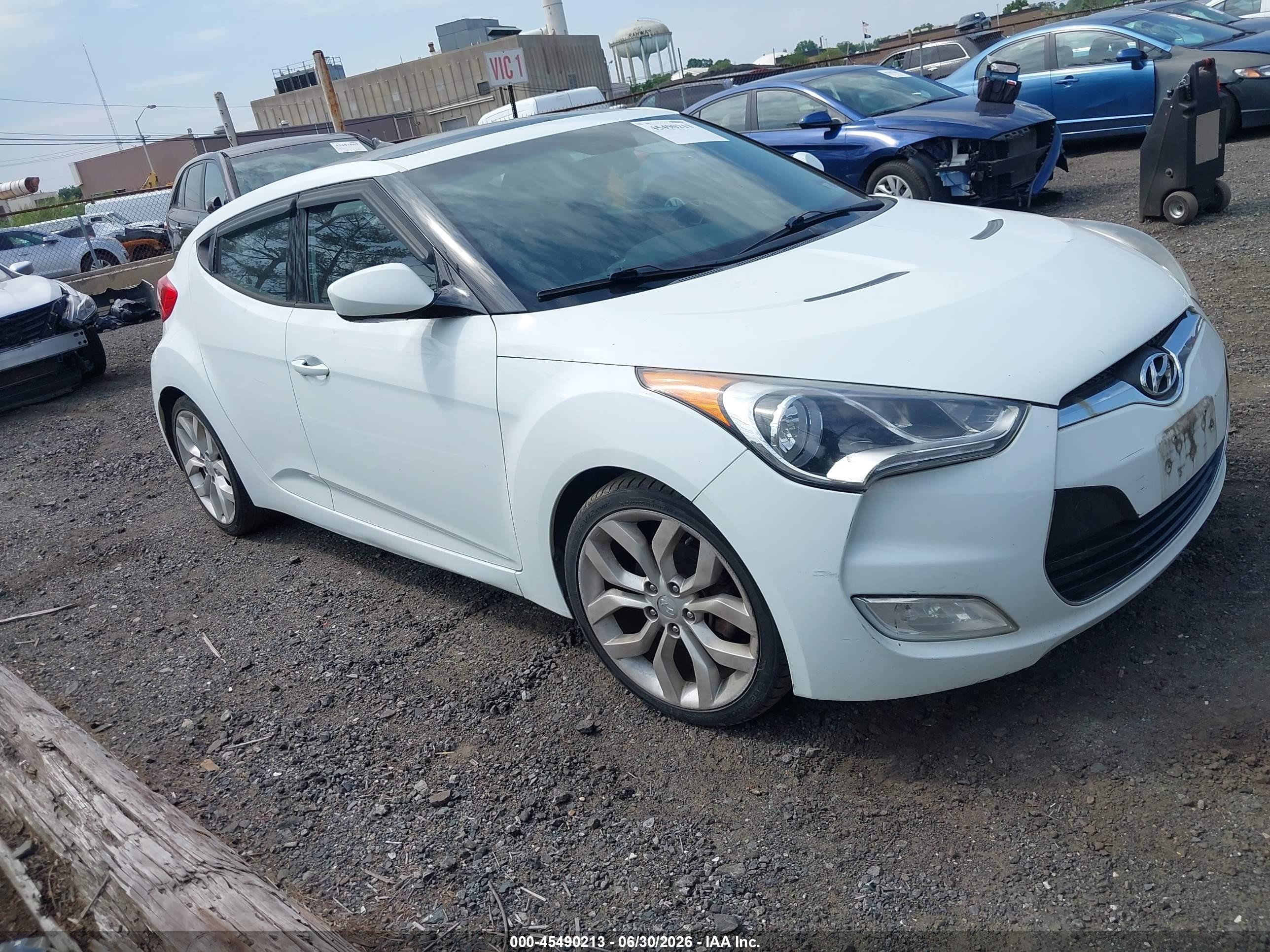 2013 Hyundai Veloster Base W/black White vin: KMHTC6AD2DU141333