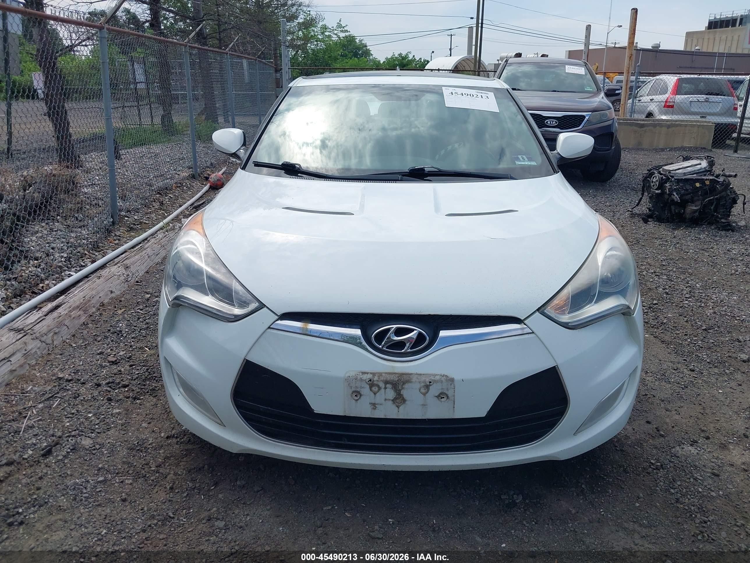 2013 Hyundai Veloster Base W/black White vin: KMHTC6AD2DU141333