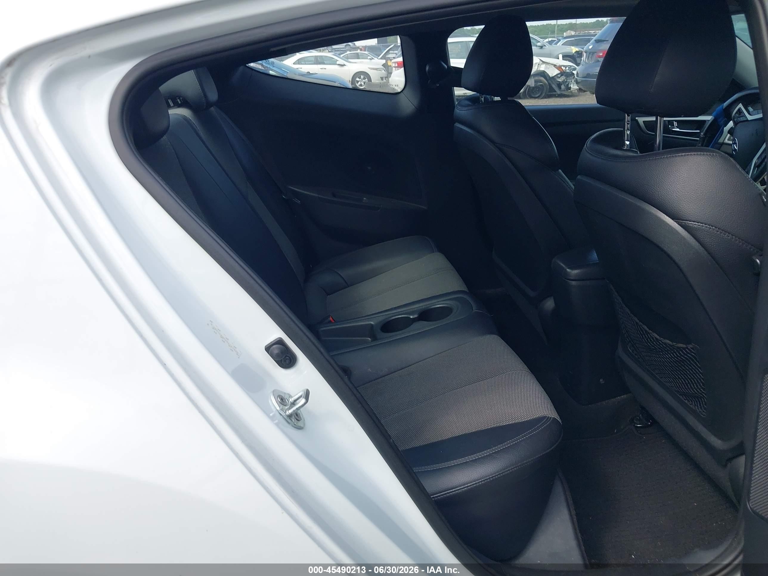 2013 Hyundai Veloster Base W/black White vin: KMHTC6AD2DU141333
