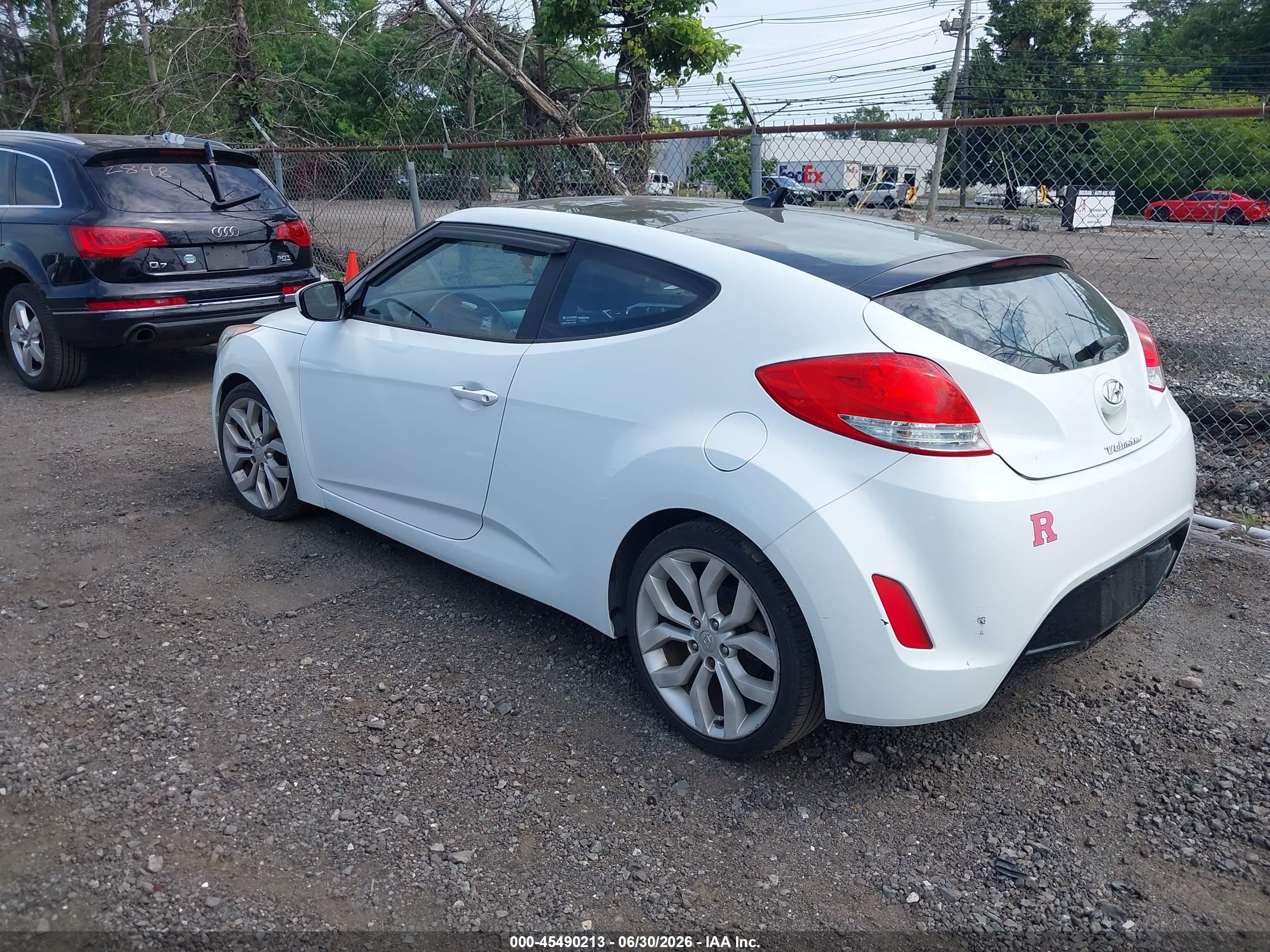 2013 Hyundai Veloster Base W/black White vin: KMHTC6AD2DU141333