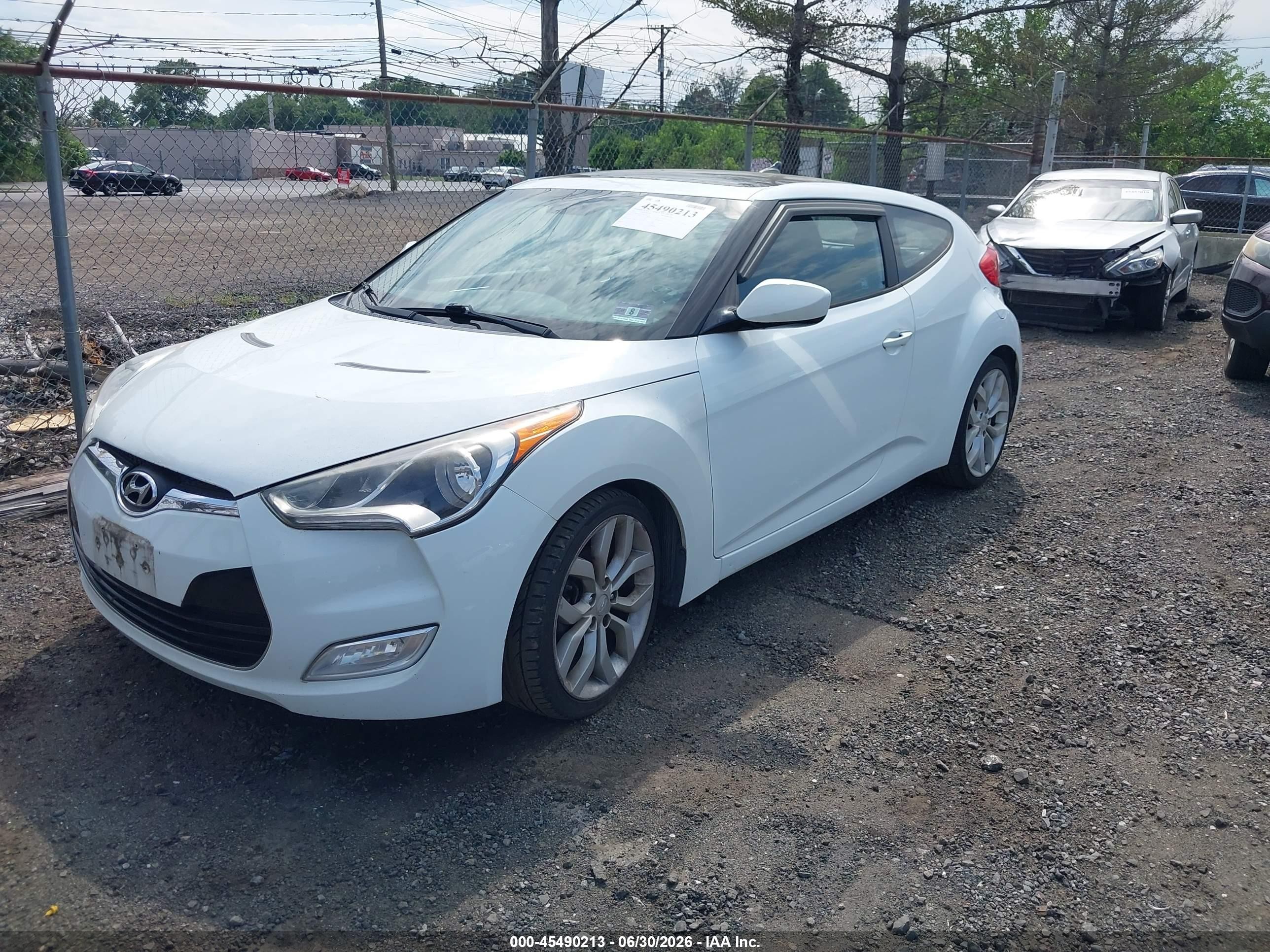 2013 Hyundai Veloster Base W/black White vin: KMHTC6AD2DU141333