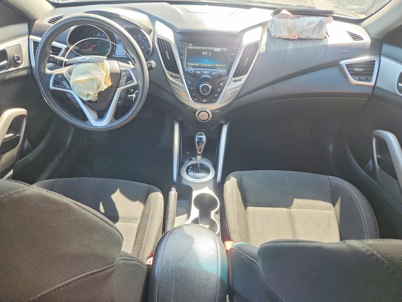 2013 Hyundai Veloster Base Silver vin: KMHTC6AD2DU146872