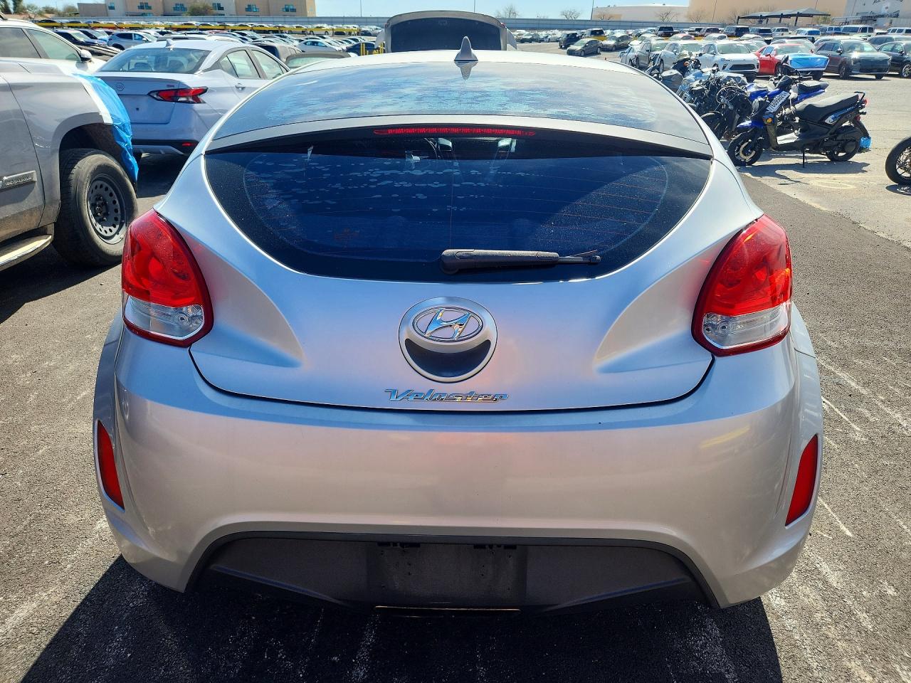 2013 Hyundai Veloster Base Silver vin: KMHTC6AD2DU146872