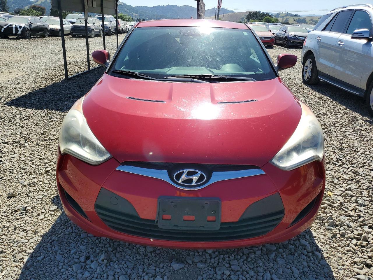 2013 Hyundai Veloster Base Red vin: KMHTC6AD2DU169746