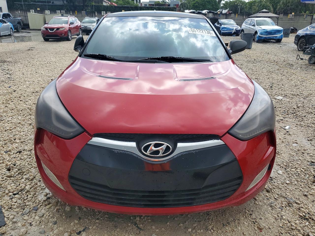 2013 Hyundai Veloster Base Red vin: KMHTC6AD2DU170329