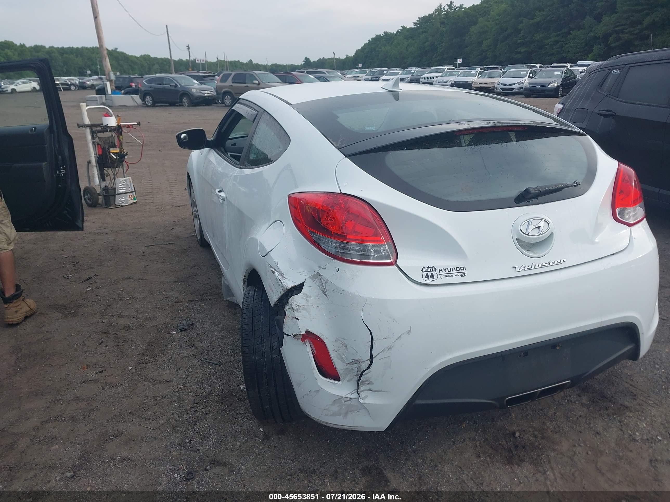 2013 Hyundai Veloster Base W/black White vin: KMHTC6AD2DU172257