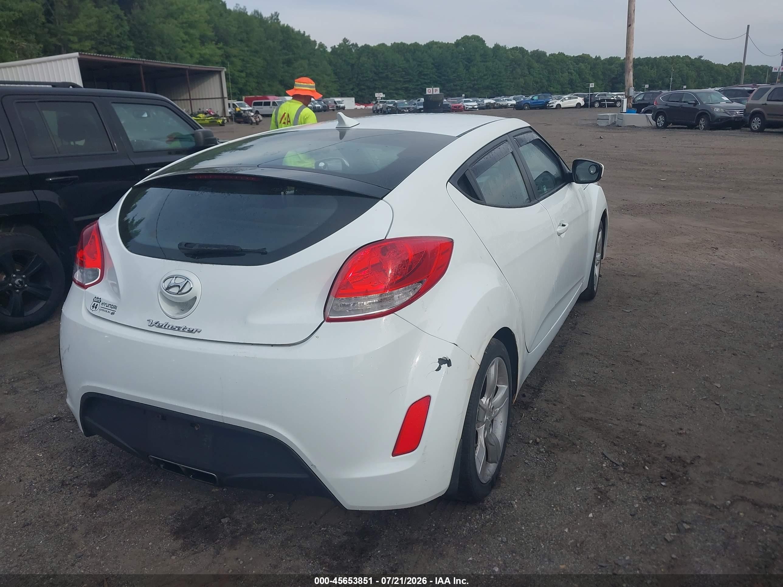 2013 Hyundai Veloster Base W/black White vin: KMHTC6AD2DU172257