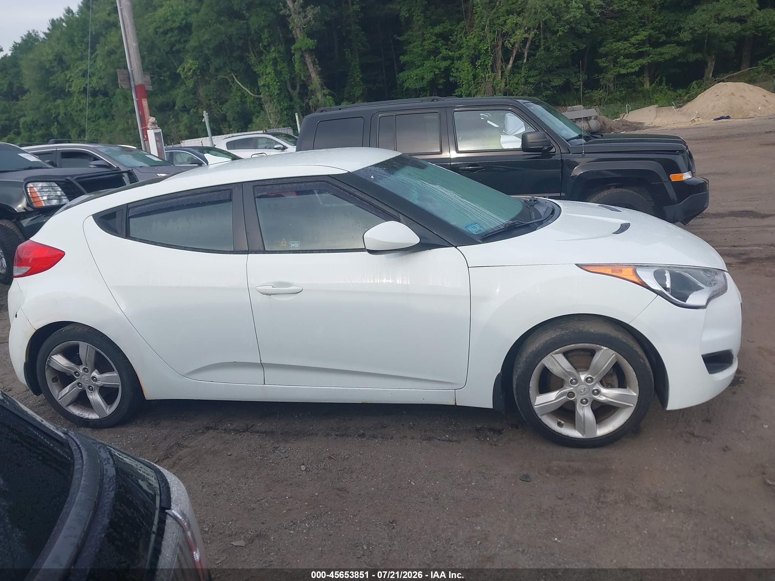 2013 Hyundai Veloster Base W/black White vin: KMHTC6AD2DU172257