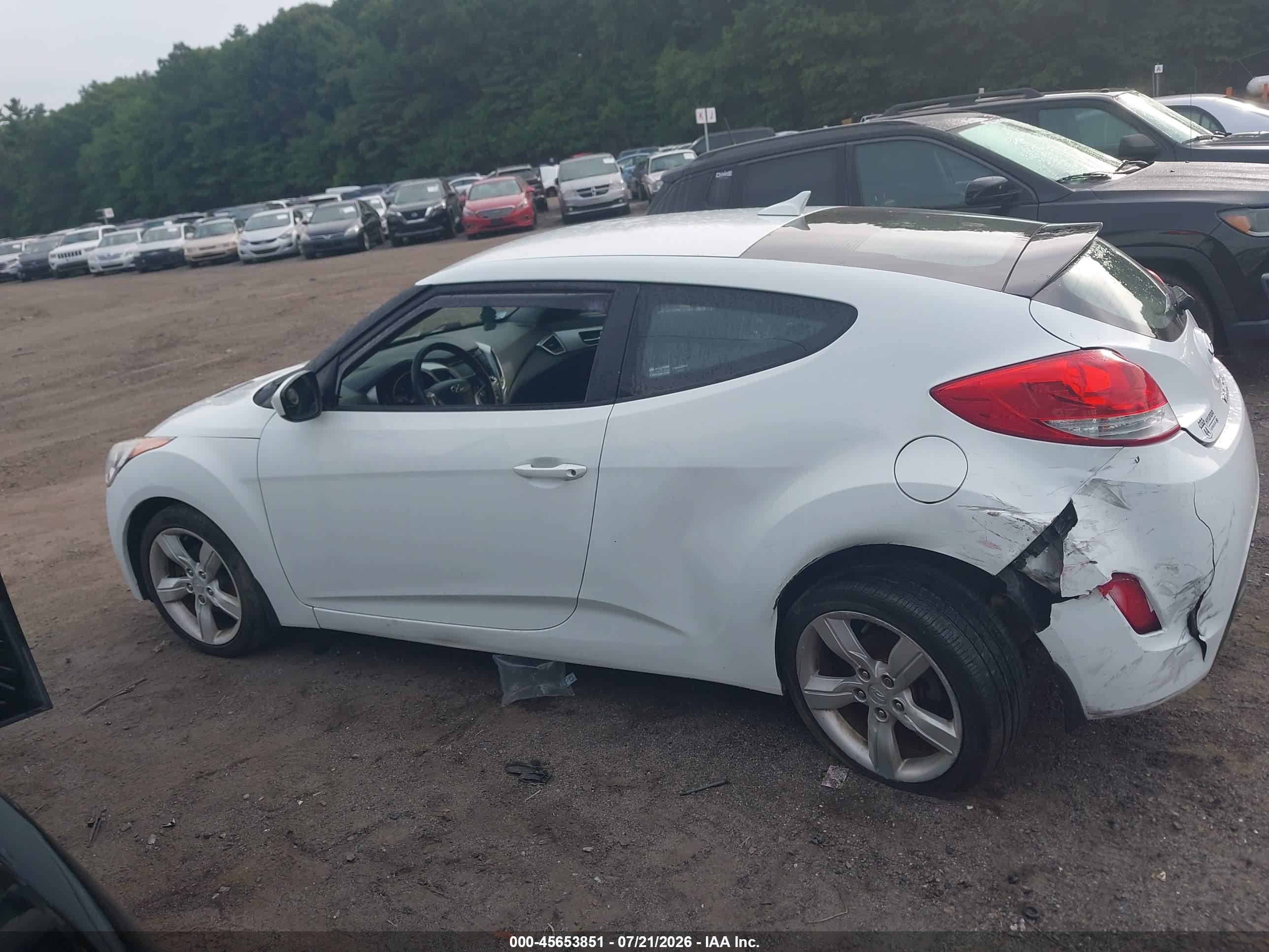2013 Hyundai Veloster Base W/black White vin: KMHTC6AD2DU172257