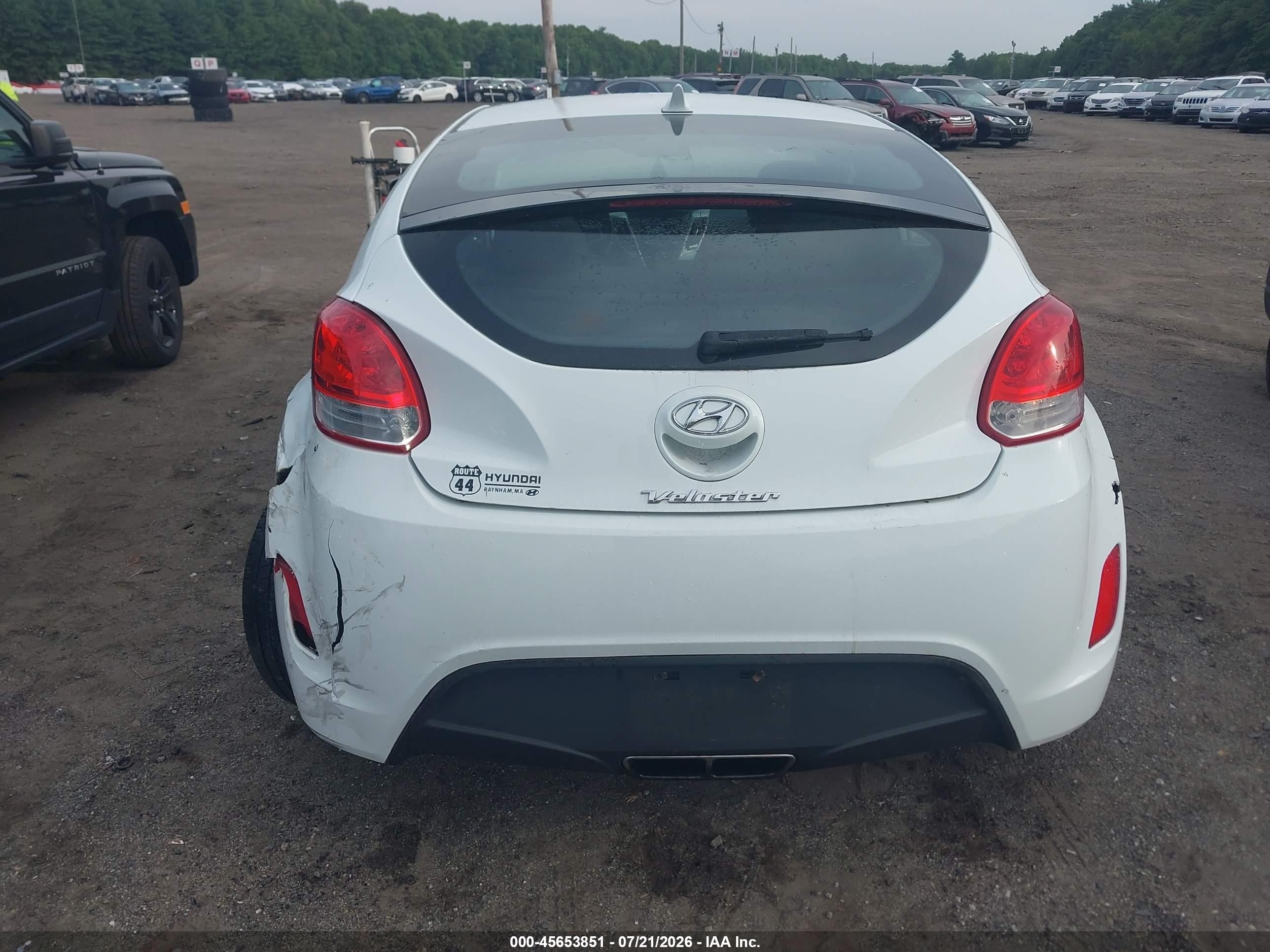 2013 Hyundai Veloster Base W/black White vin: KMHTC6AD2DU172257