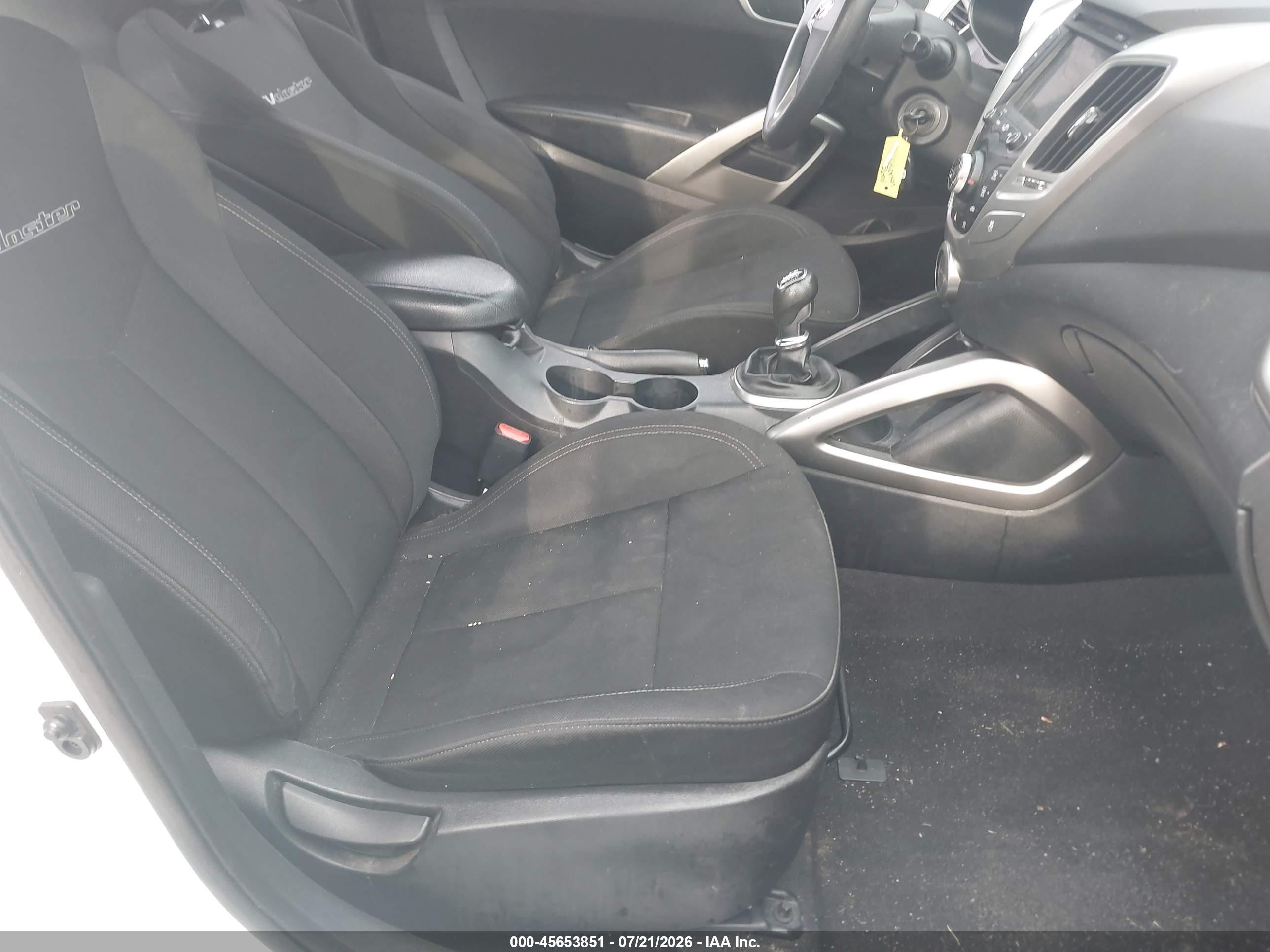 2013 Hyundai Veloster Base W/black White vin: KMHTC6AD2DU172257