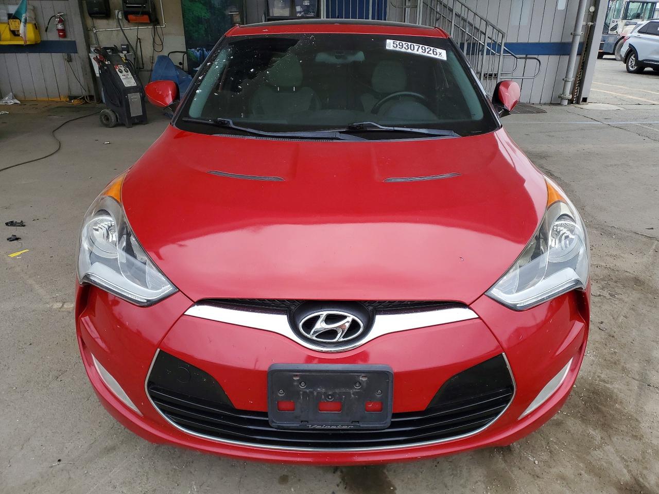 2014 Hyundai Veloster Base Red vin: KMHTC6AD2EU215318