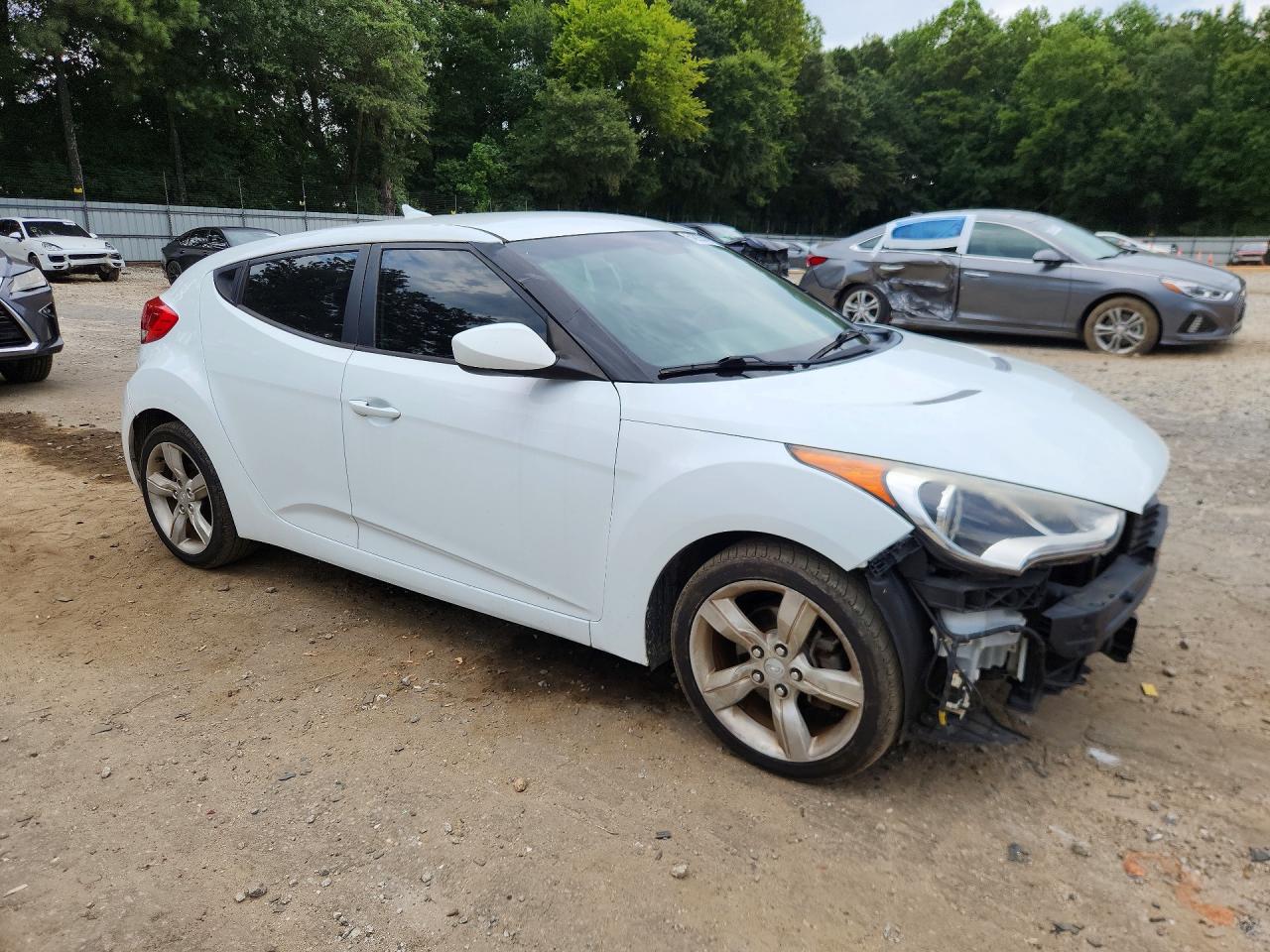 2015 Hyundai Veloster Base White vin: KMHTC6AD2FU225610