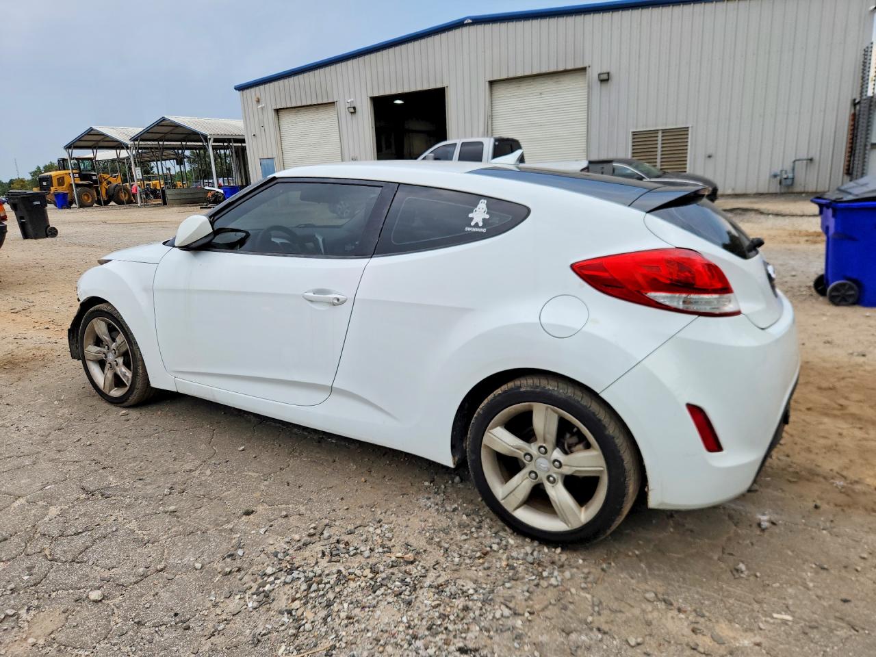 2015 Hyundai Veloster Base White vin: KMHTC6AD2FU225610