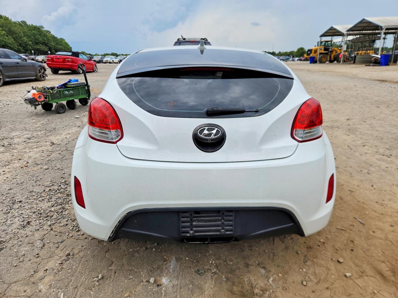2015 Hyundai Veloster Base White vin: KMHTC6AD2FU225610