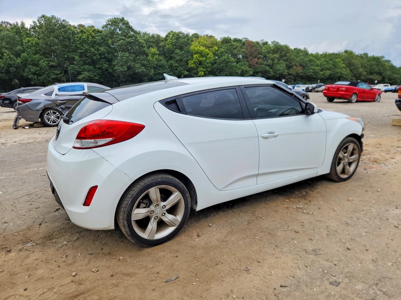 2015 Hyundai Veloster Base White vin: KMHTC6AD2FU225610